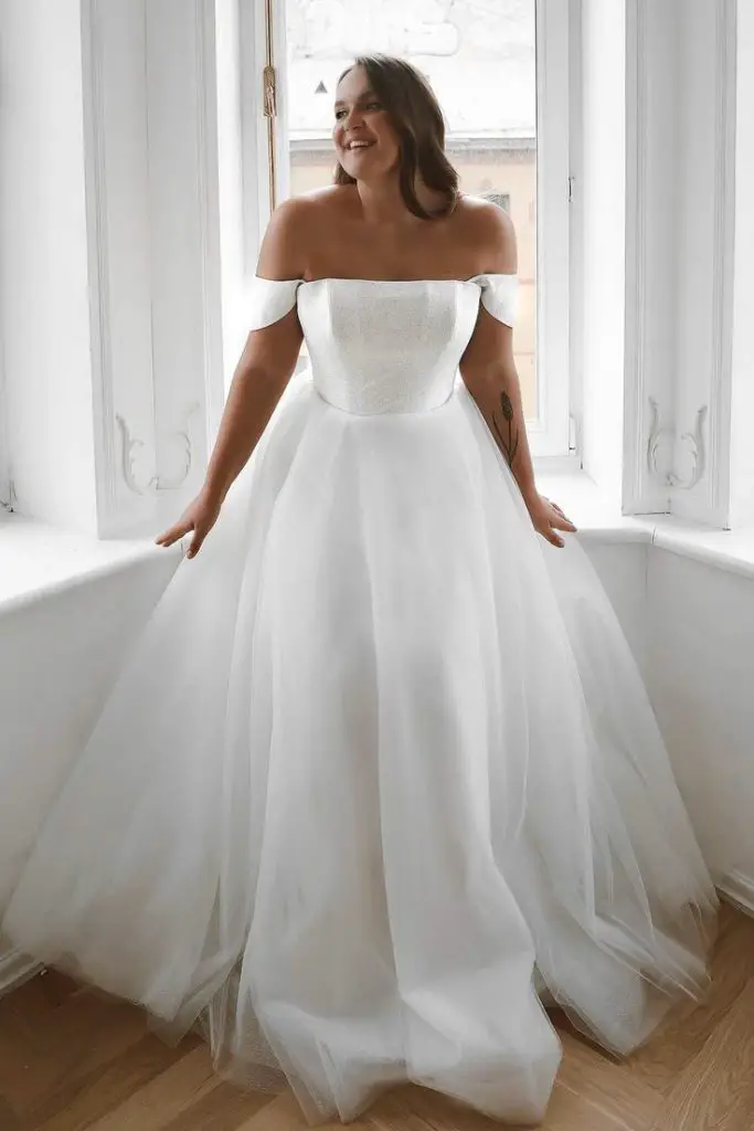 Celebrating Silhouettes: A Guide to Wedding Dresses for the Apple Body Shape 24 Ideas