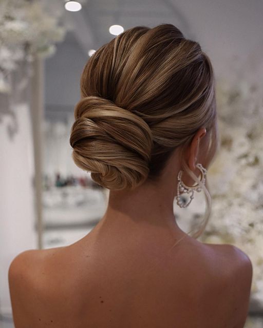 Embracing Elegance: Unveiling Chic Wedding Hairstyles Updo 15 Ideas
