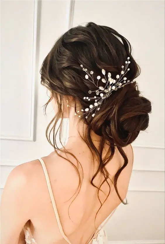 Elevating Bridal Elegance: A Guide to Selecting the Perfect Wedding Hair Accessories 17 Ideas