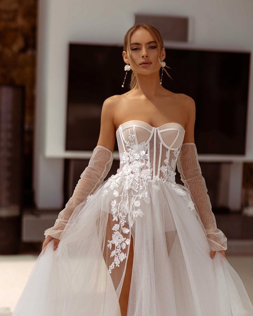 The Art of Adorning the Pear-Shaped Silhouette: A Guide to Selecting the Perfect Wedding Dress 24 Ideas