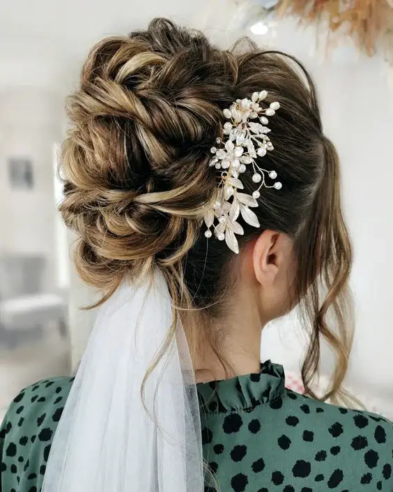 Elegant Simplicity: Timeless Bridal Hairstyles with Long Veils 26 Ideas