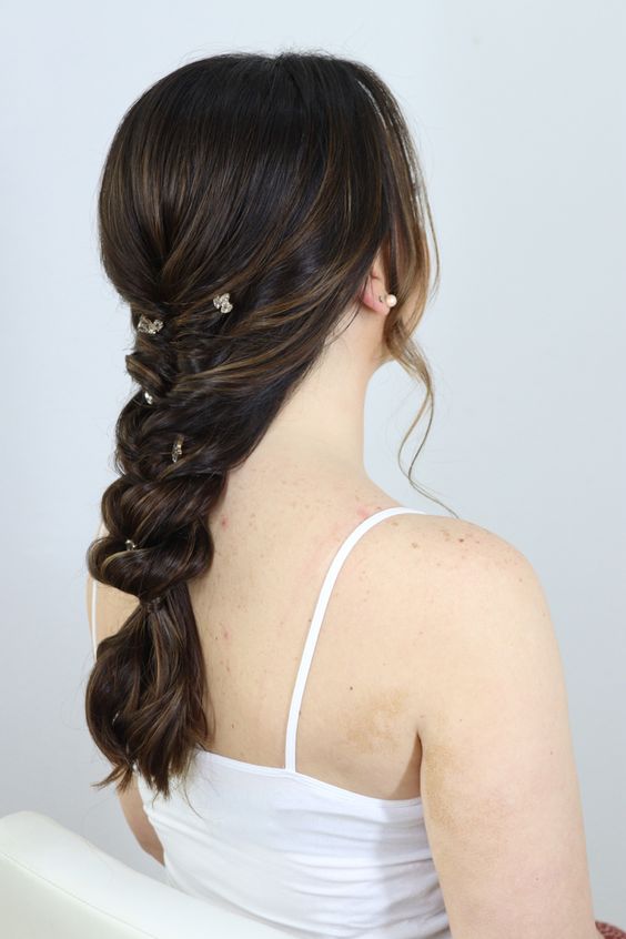 Chic and Elegant Bridal Hairstyles 25 Ideas: Mastering the Art of Wearing Your Hair Down on Your Wedding Day