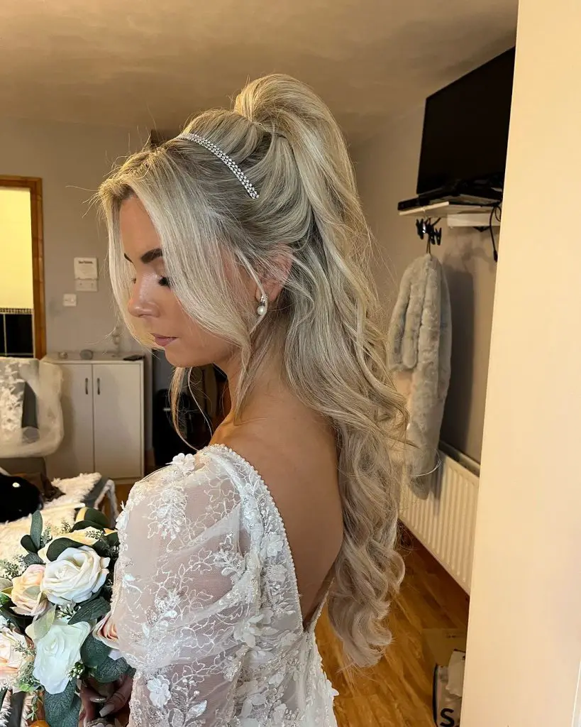 Stunning November Wedding Hair 23 Ideas for the Bride