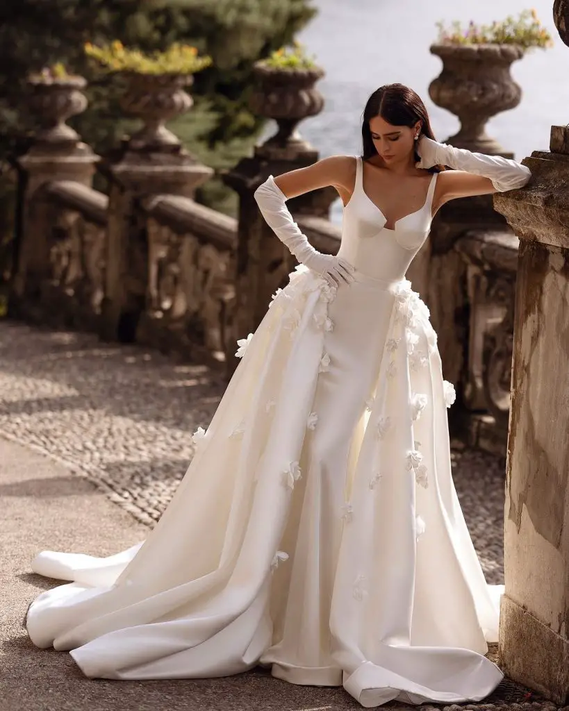 October Wedding Dresses 25 Ideas: A Fashionable Guide for the Modern Bride