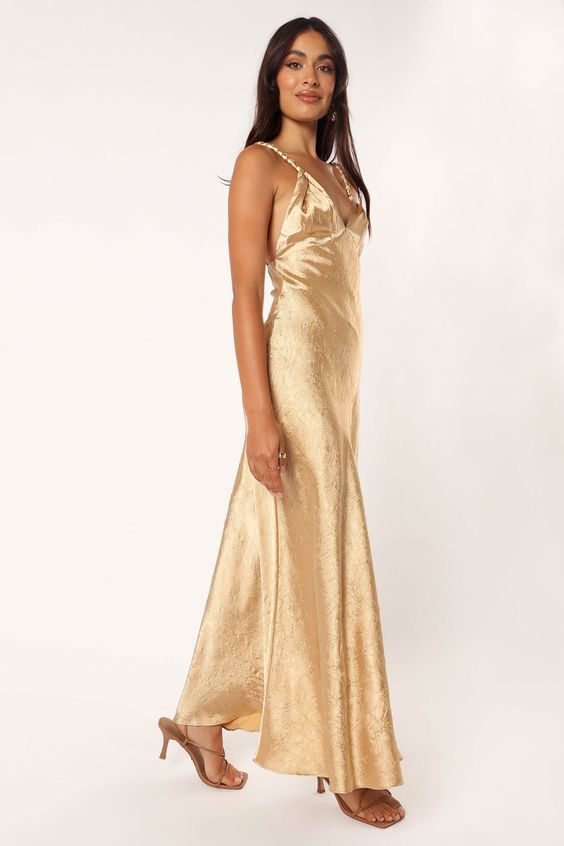 Glamorous Gold Dresses for Autumn Wedding Guests 23 Ideas