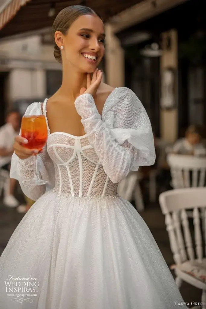 Elegant Simplicity: Autumn Wedding Dresses for a Timeless Look 25 Ideas