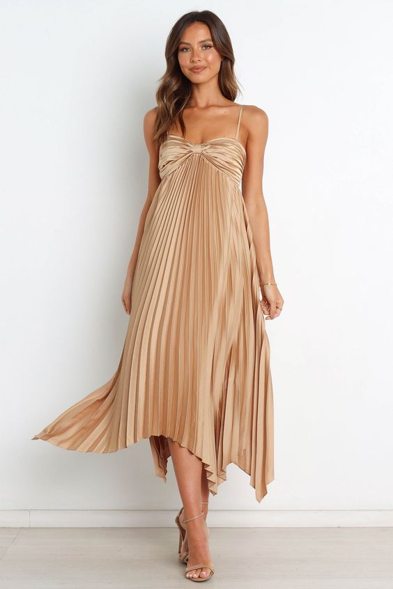 Glamorous Gold Dresses for Autumn Wedding Guests 23 Ideas